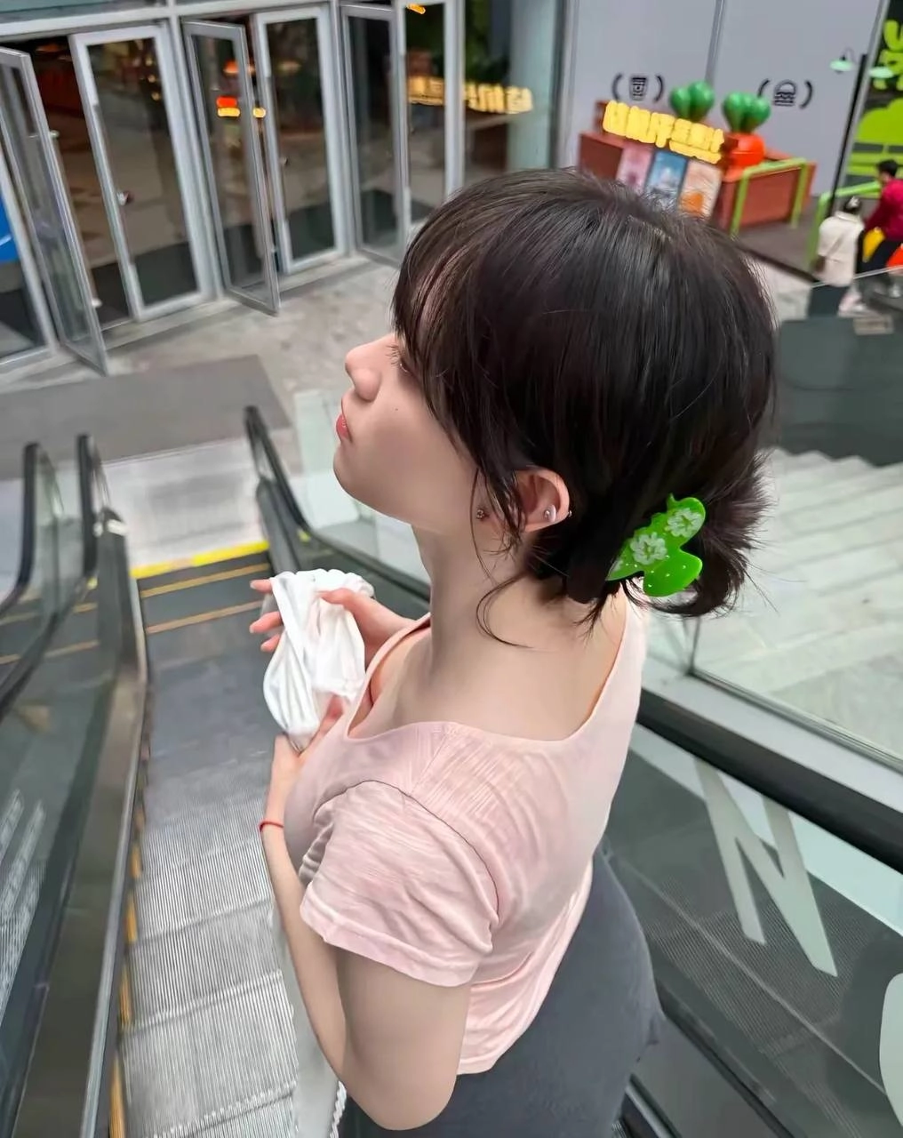 女人在头上戴着绿色衬衫。