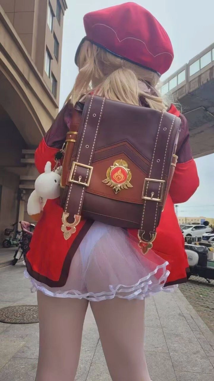 穿着红色外套的女人,背包里有一只白熊。