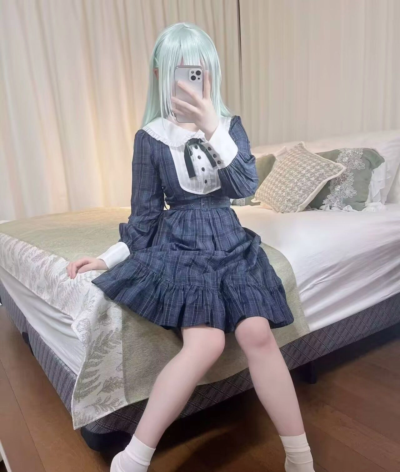 穿着蓝色裙子和白色弓的女人拍了一张自拍。