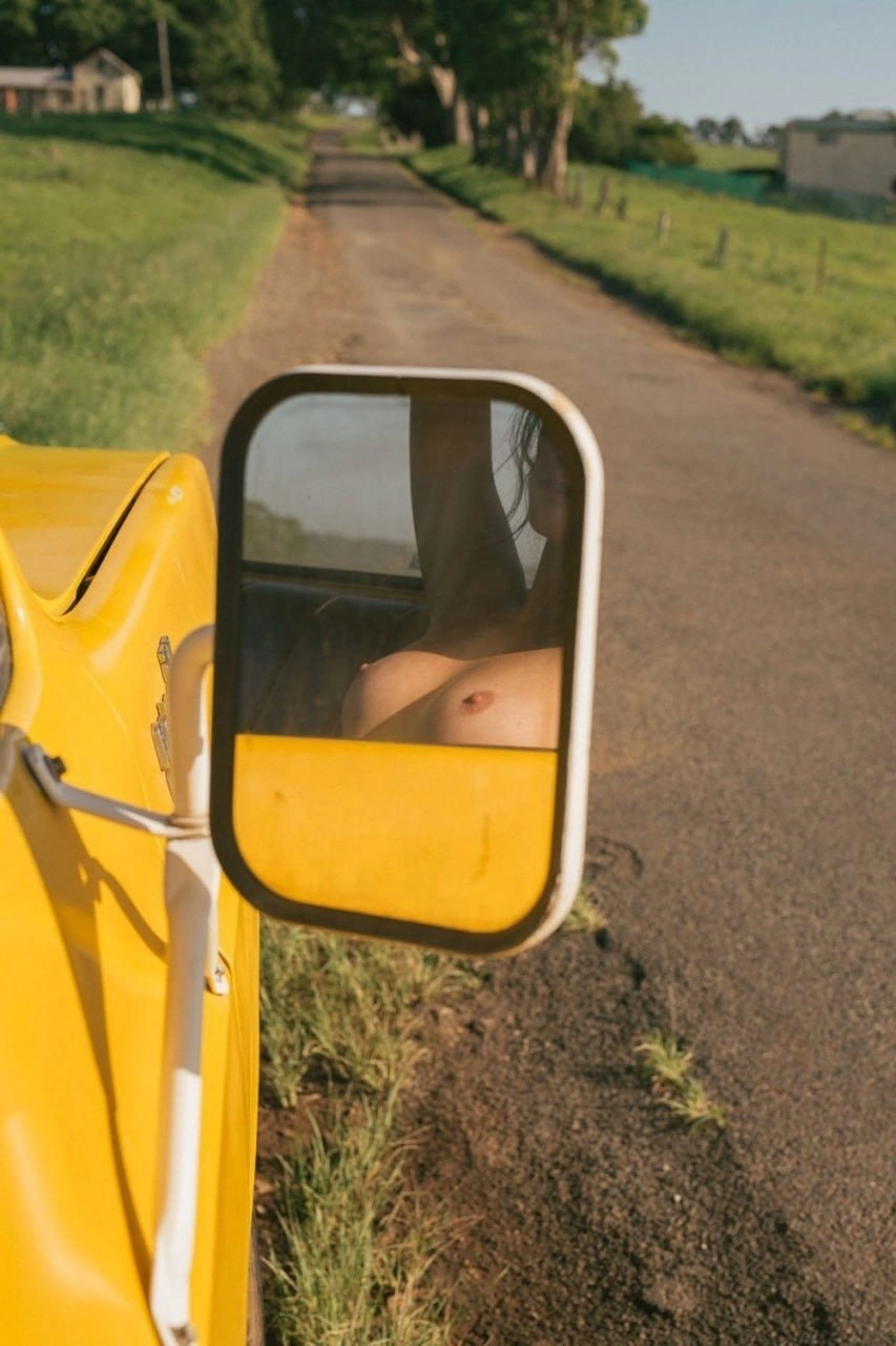在一辆汽车的侧面镜子里看到女人。