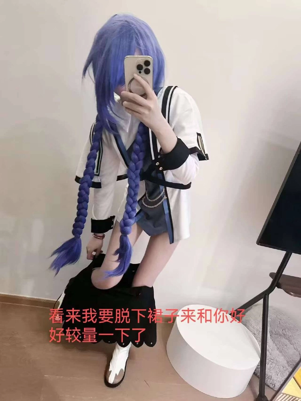 女孩用手机拍自拍。