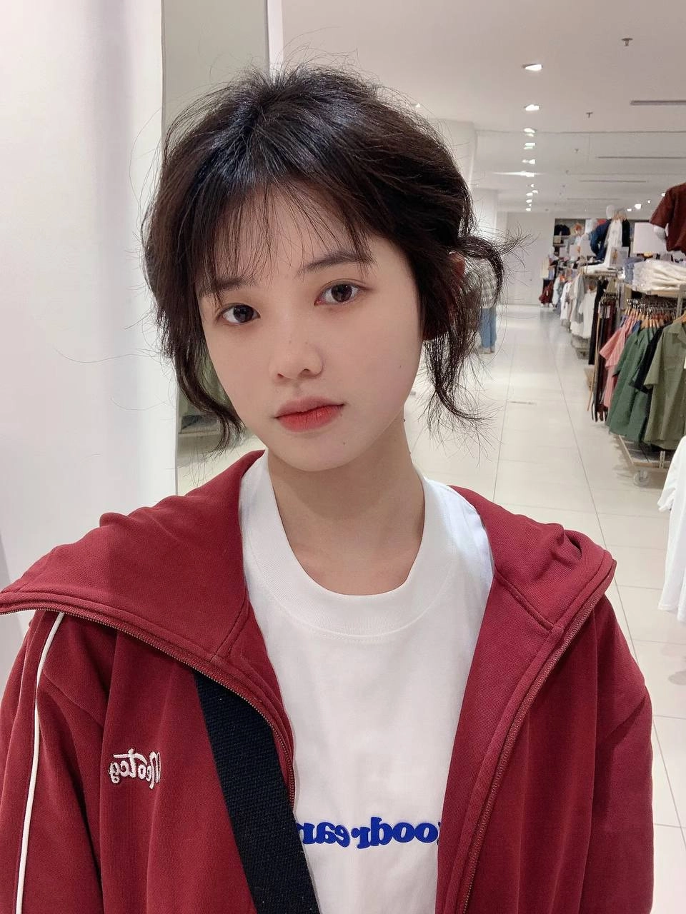 穿着红色夹克和白色衬衫的女孩。