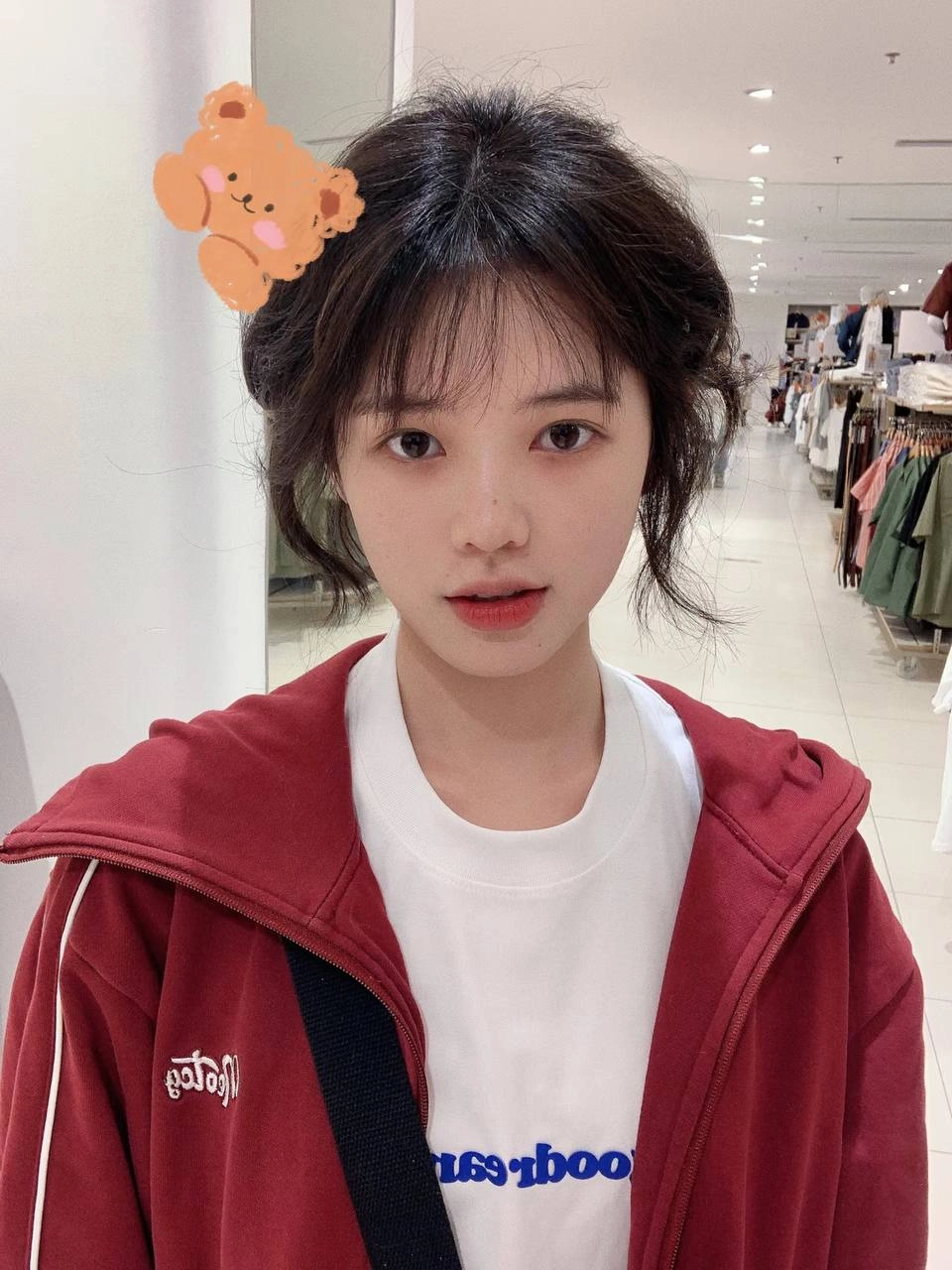 穿着红色夹克和白色衬衫的女孩。