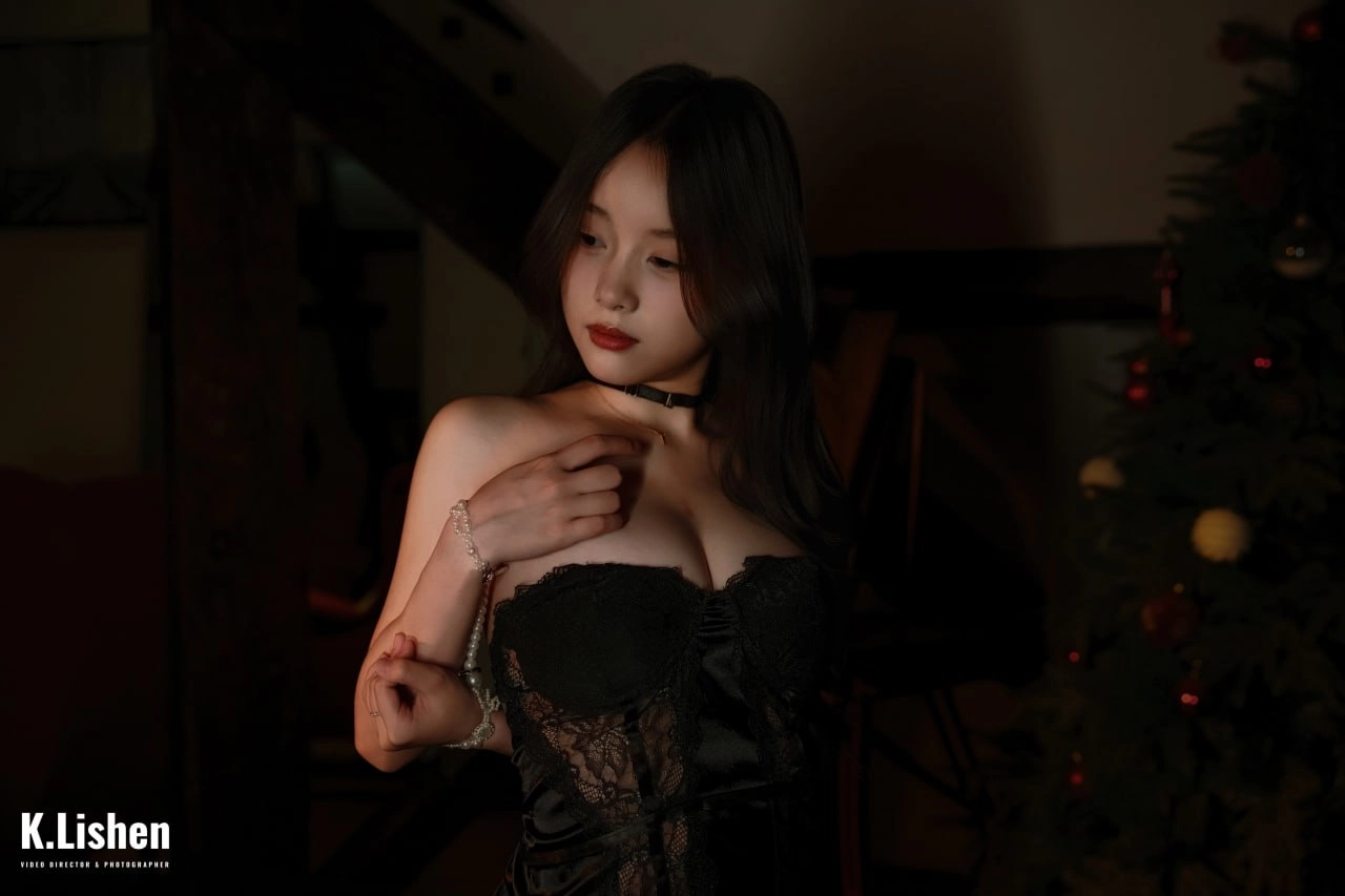 穿着黑色裙子和黑色子的女人。