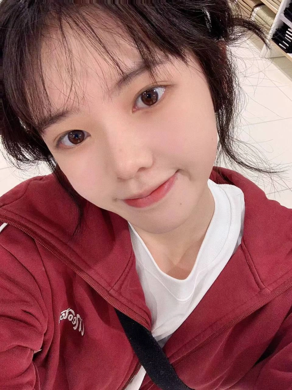 穿着红色夹克和白色衬衫的女孩。