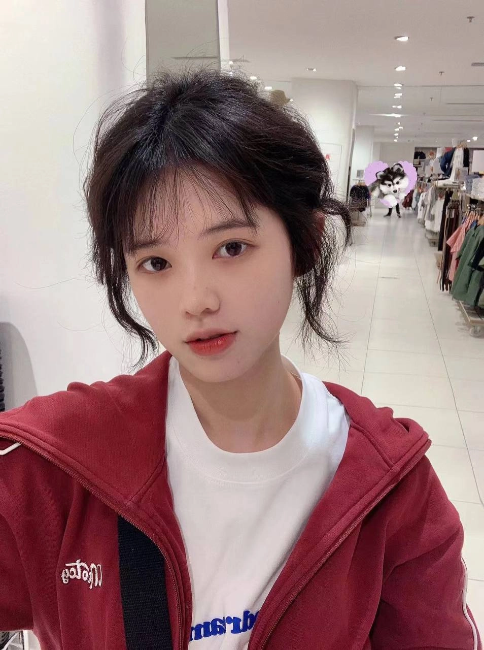 穿着红色夹克和白色衬衫的女孩。