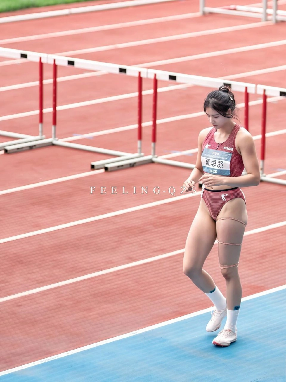 穿着棕色坦克顶和白色袜子的女人正在跑步。