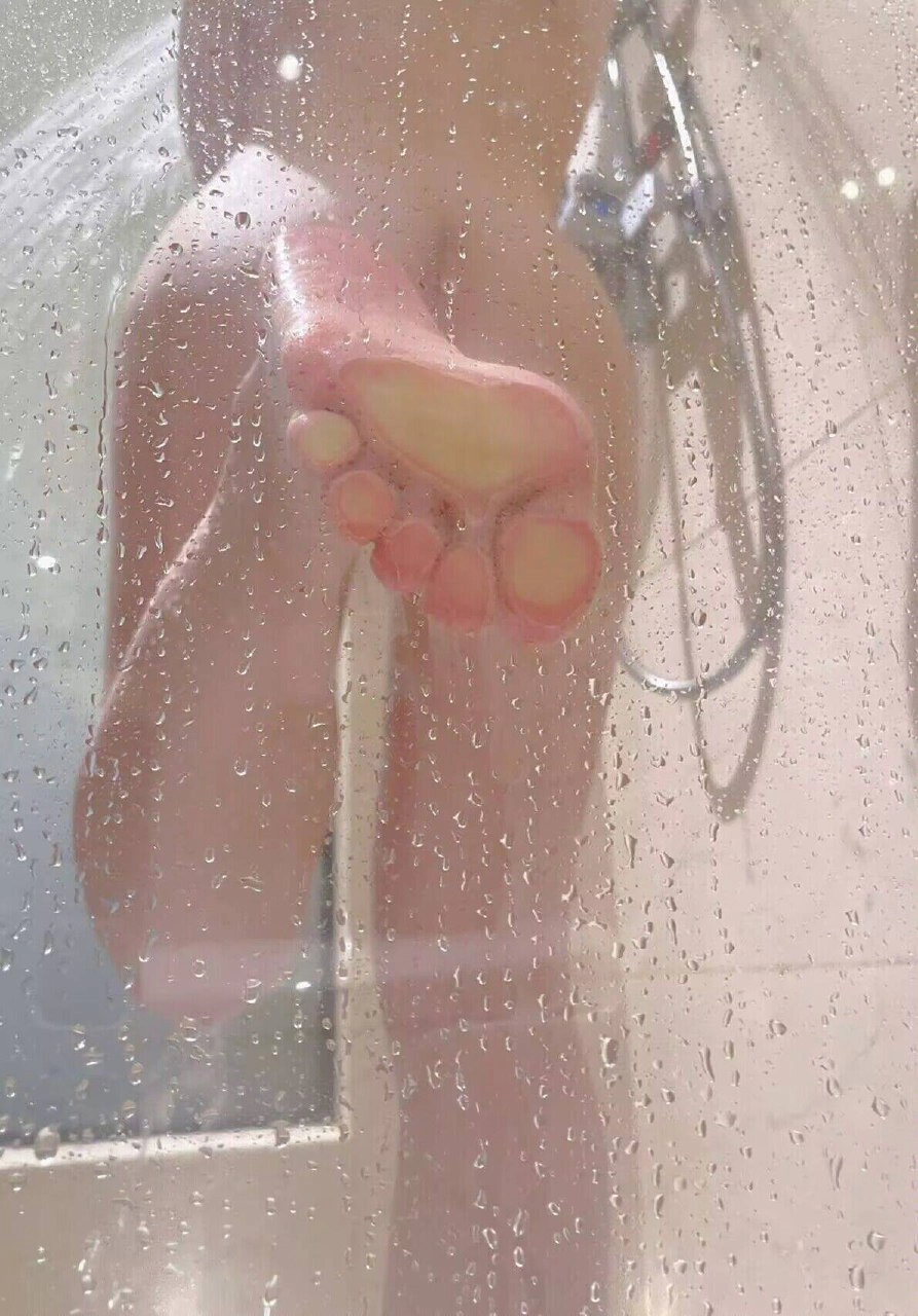 女人的脚在淋浴中