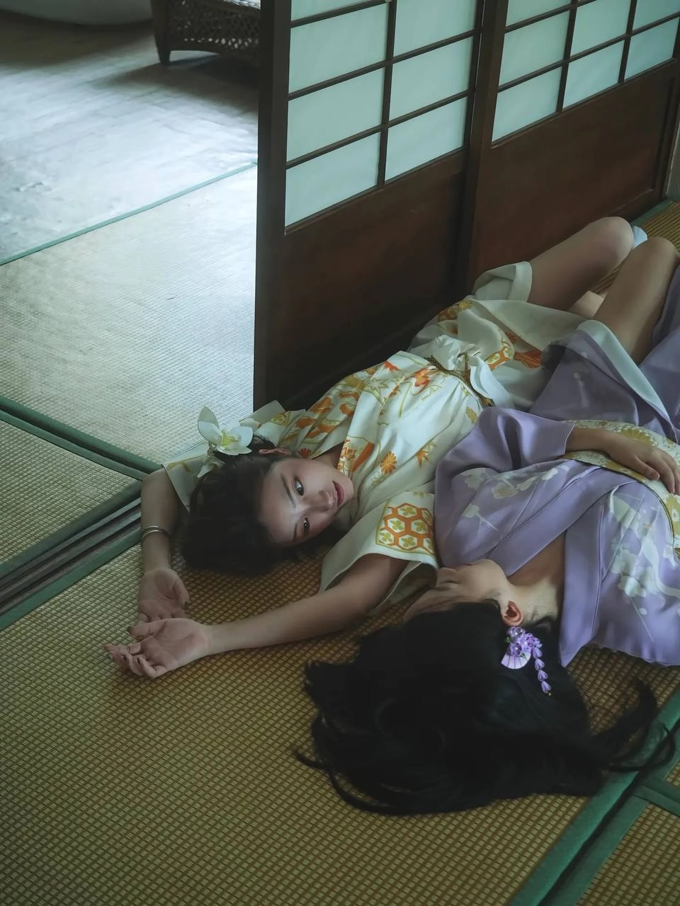 两个女人在地板上躺着,穿着吉莫诺。