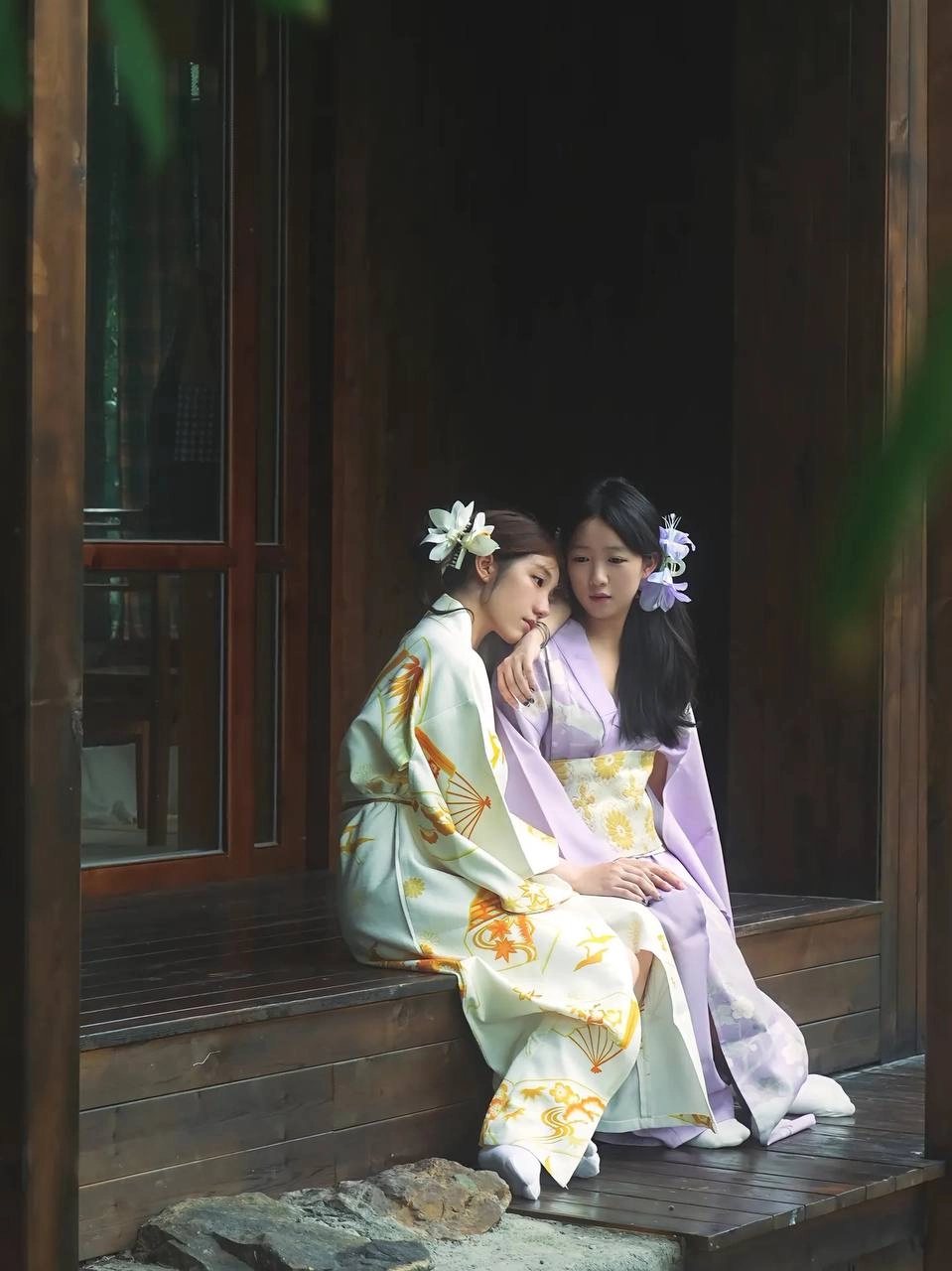 两个女人在地板上躺着,穿着吉莫诺。