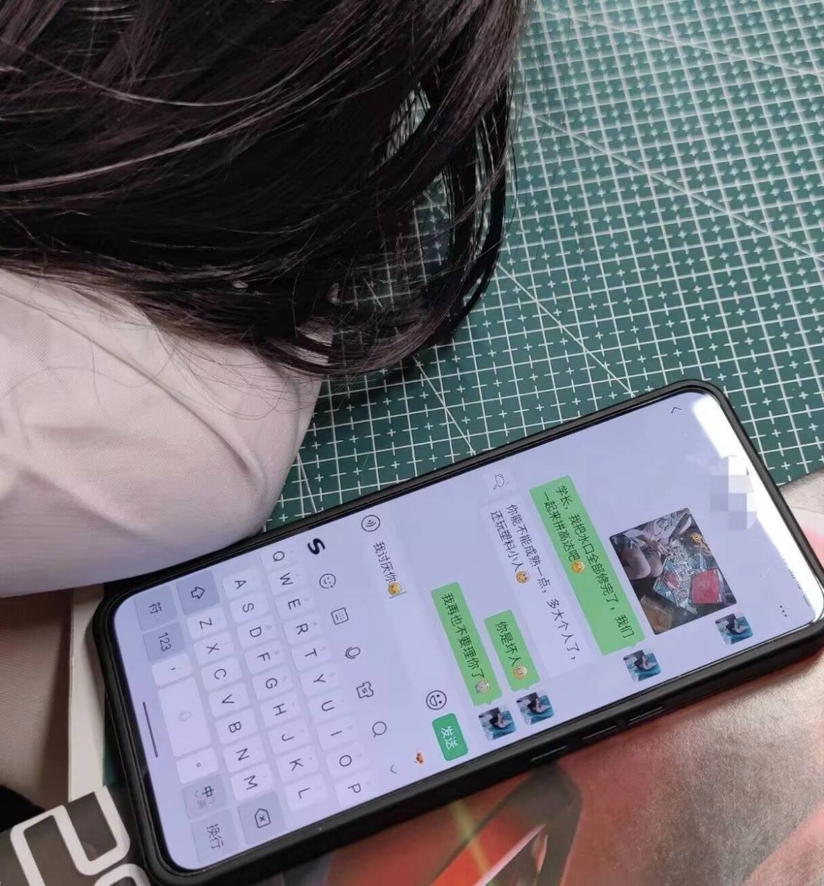 手机,上面有键盘。