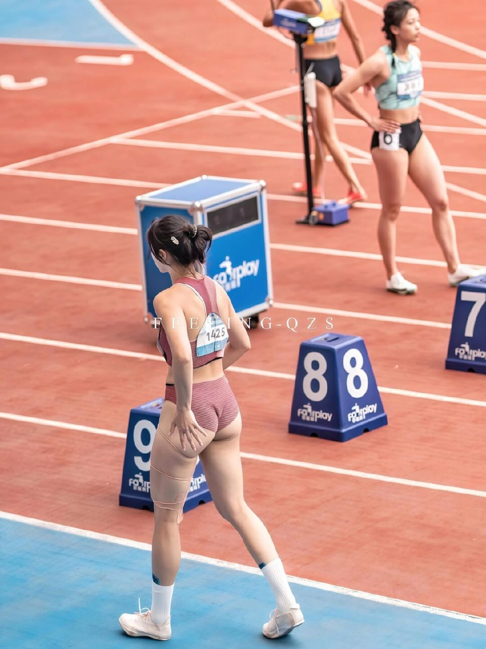 穿着棕色坦克顶和白色袜子的女人正在跑步。