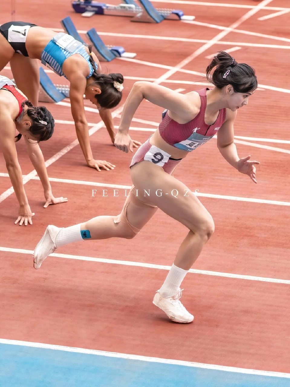 穿着棕色坦克顶和白色袜子的女人正在跑步。