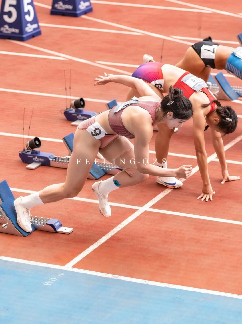 穿着棕色坦克顶和白色袜子的女人正在跑步。