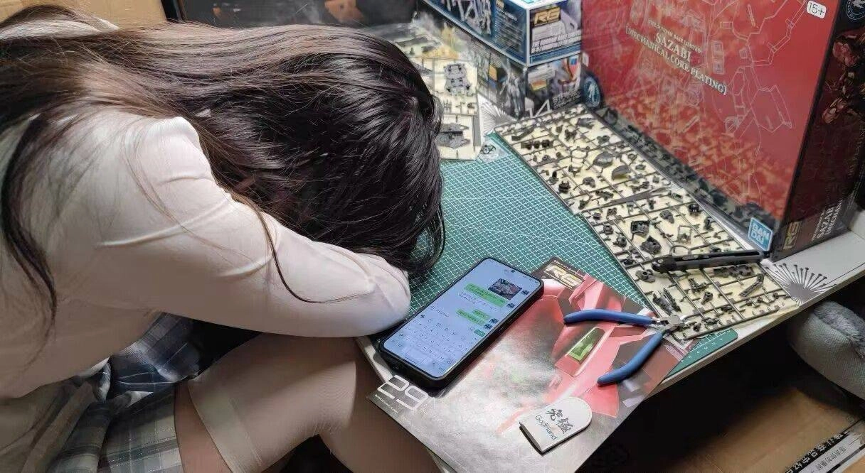 手机,上面有键盘。