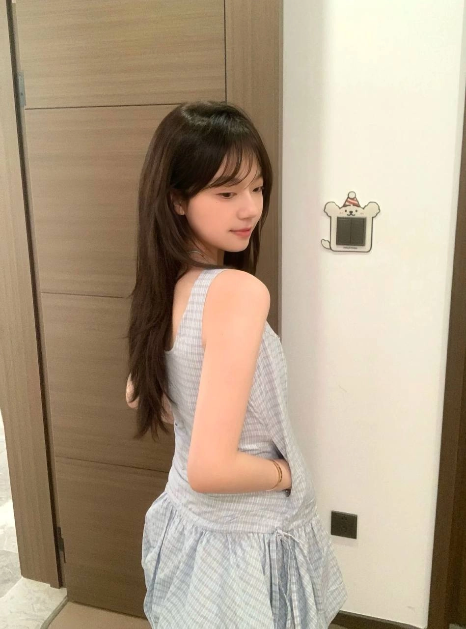 长头发的女孩和一个金色的手坐在沙发上。