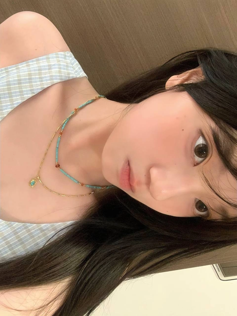 长头发的女孩和一个金色的手坐在沙发上。