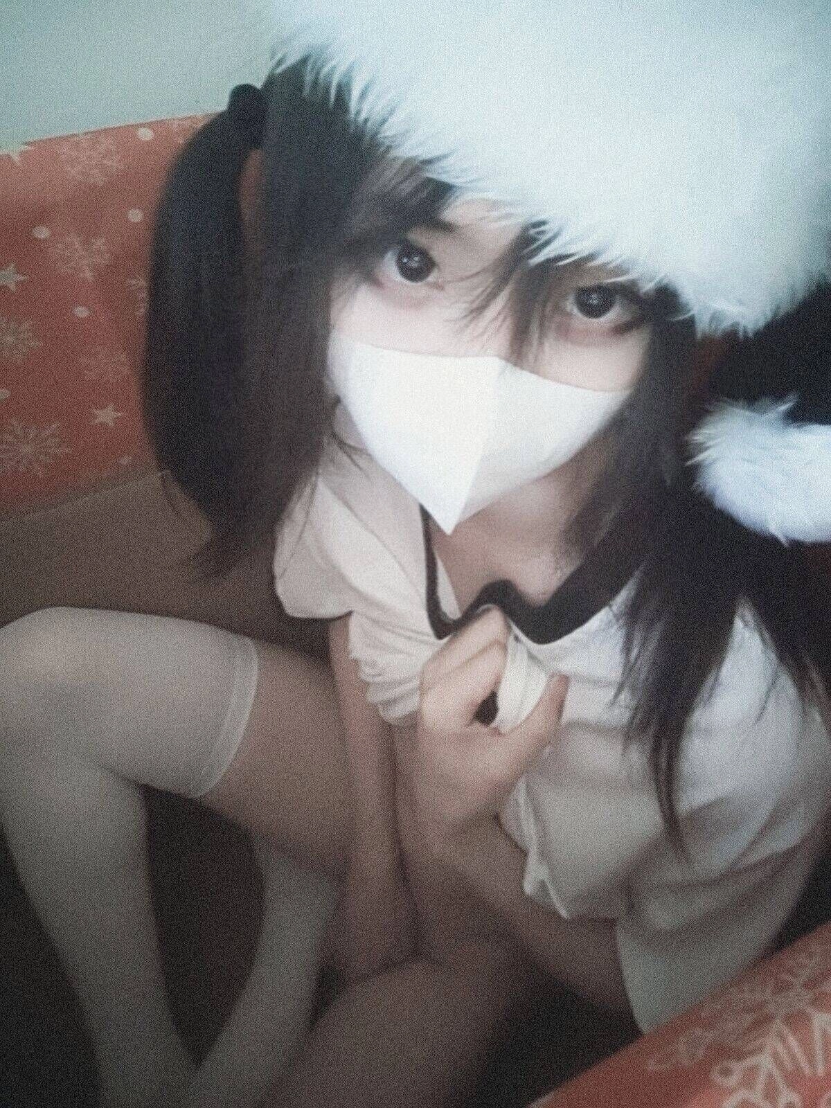 戴着面具和圣诞老人的帽子。