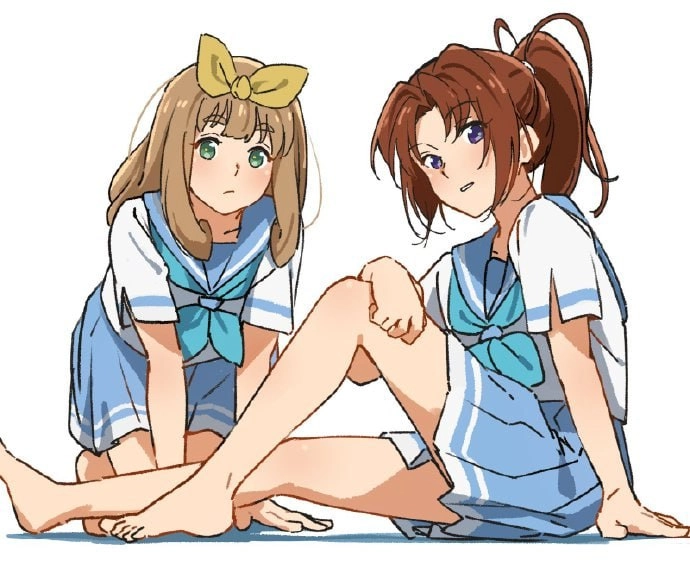 两个女孩坐在地板上,在她的头发上有一根黄色的弓。