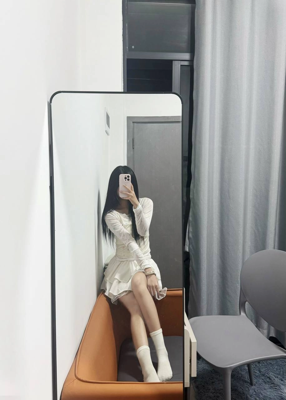 女人在镜子里拍自拍。