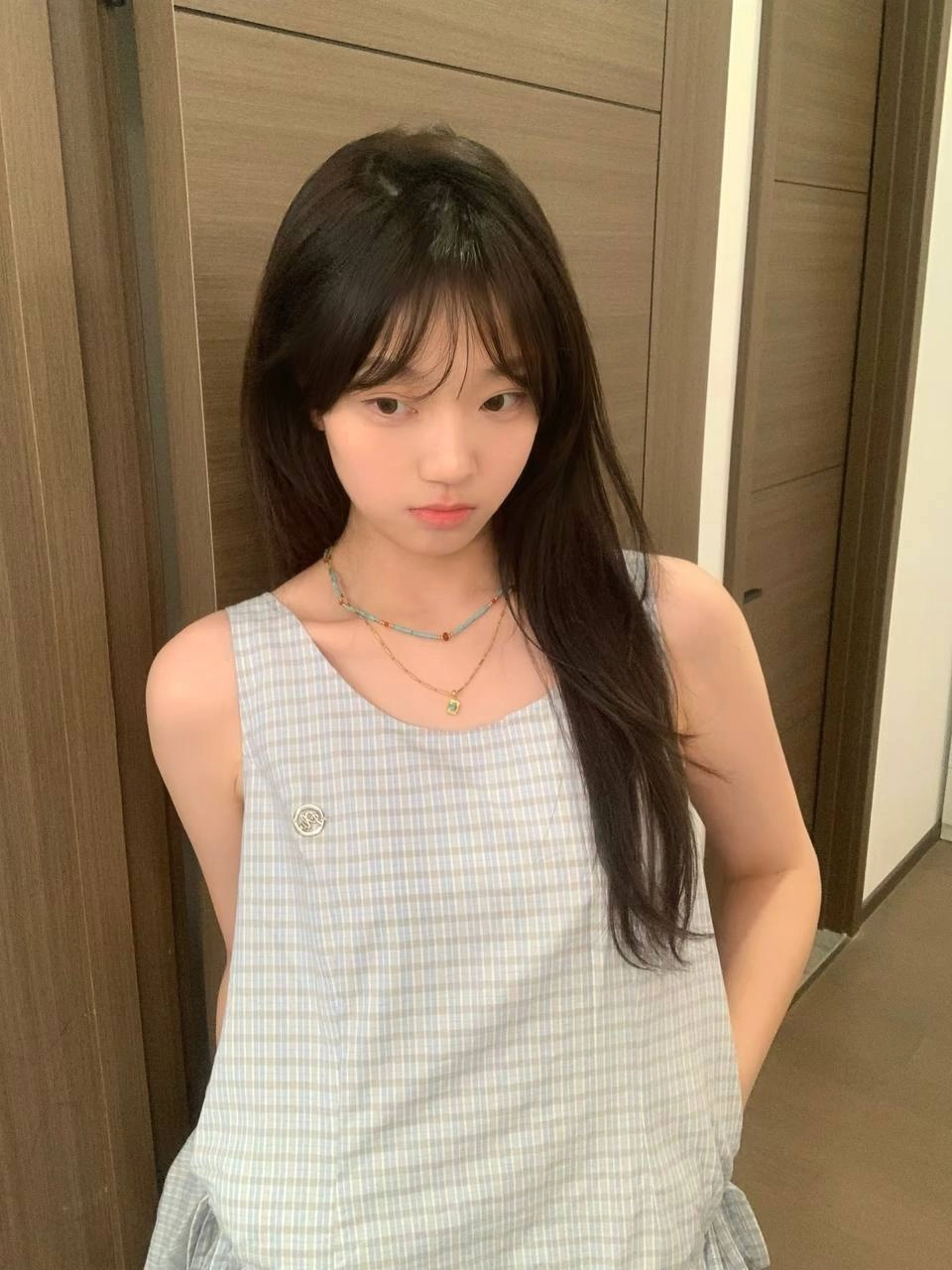 长头发的女孩和一个金色的手坐在沙发上。