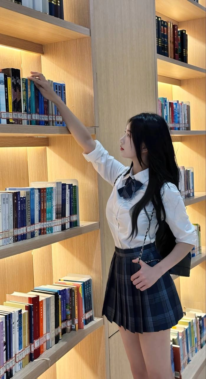 穿白衬衫的女人在读一本书。