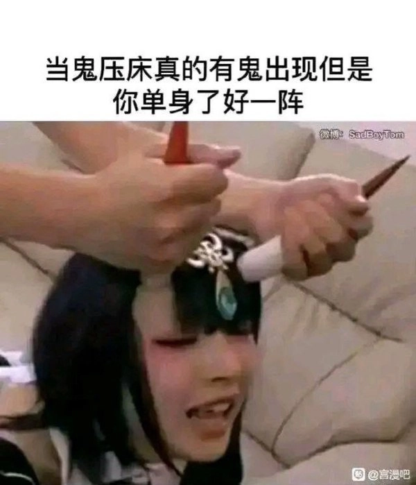 人用一双剪刀剪掉头发。