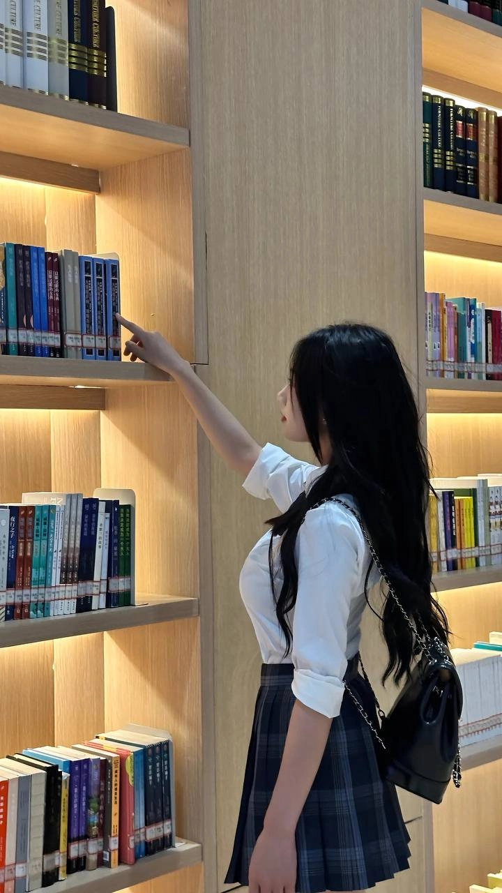 穿白衬衫的女人在读一本书。