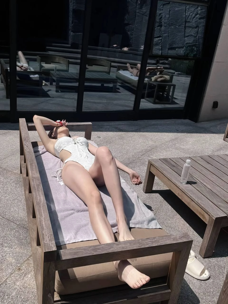 穿比基尼的女人坐在椅子上。