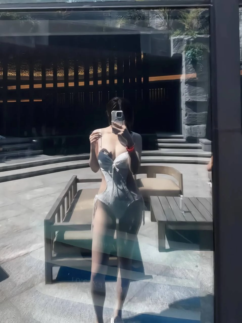 穿比基尼的女人坐在椅子上。