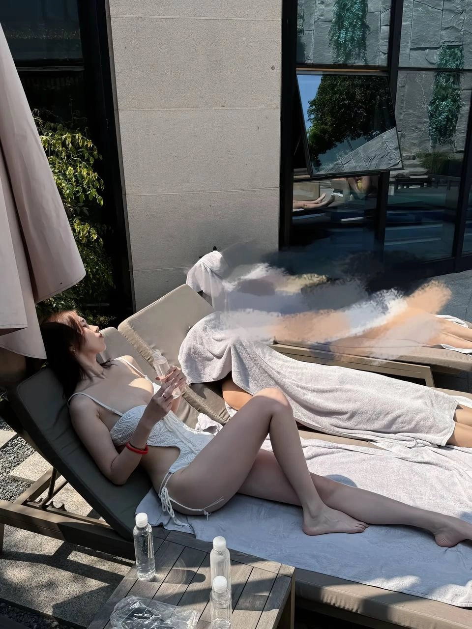 穿比基尼的女人坐在椅子上。