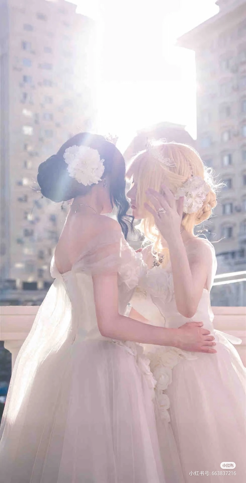 两个人互相亲吻。