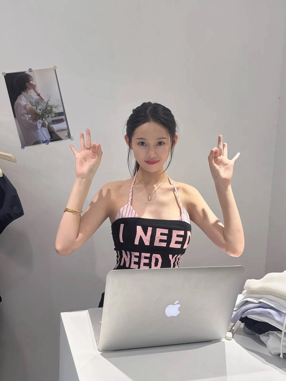 长头发的女人正在使用笔记本电脑。