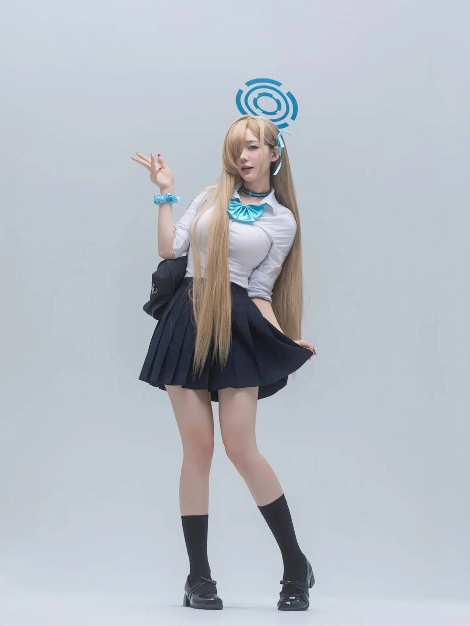 长头发和蓝色头条的女人为一张照片。