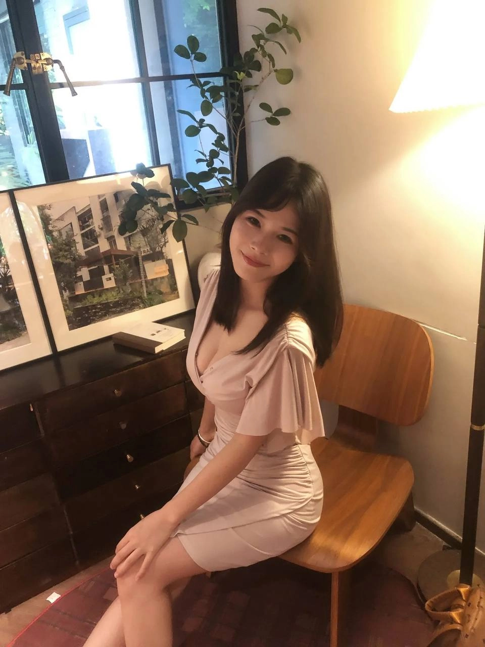 穿着裙子的女人坐在椅子上。