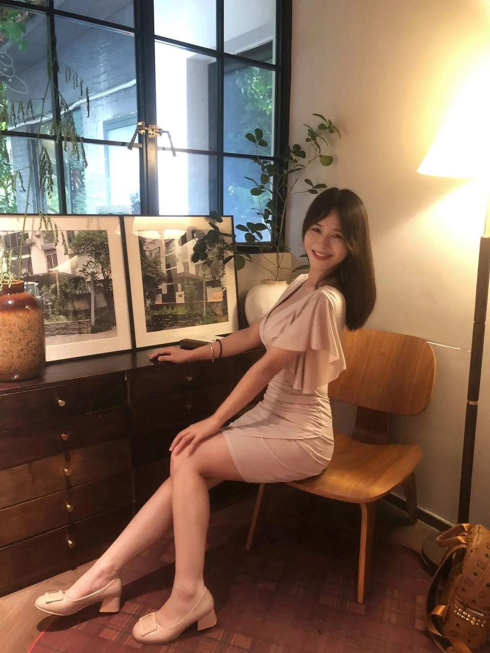 穿着裙子的女人坐在椅子上。