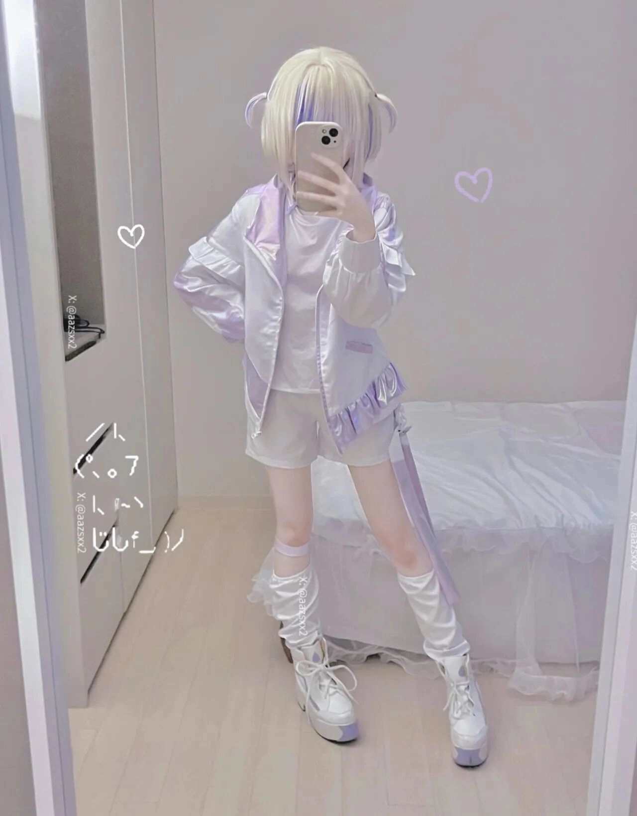 女孩在镜子里拍自拍。