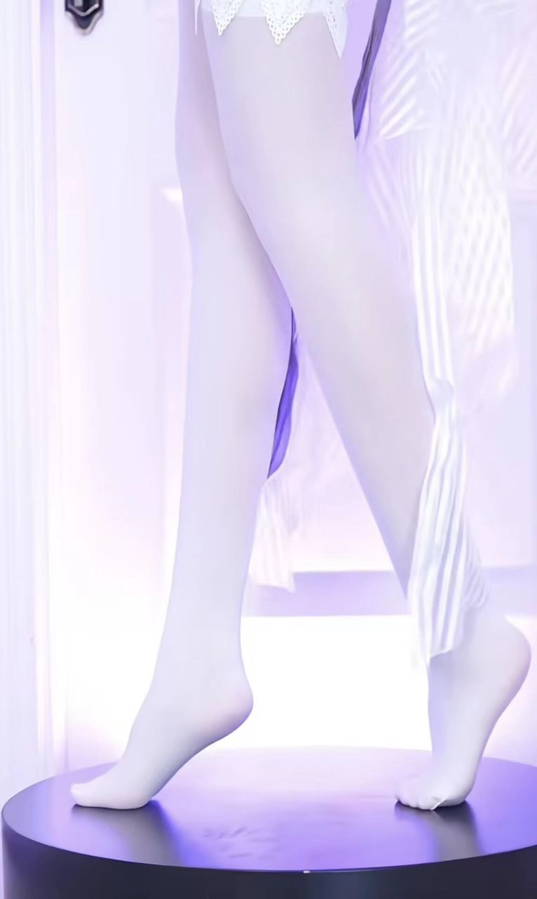 女人的腿穿着白色裙子。