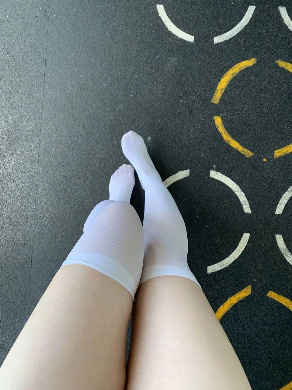 女人的腿与白袜子和袜子。