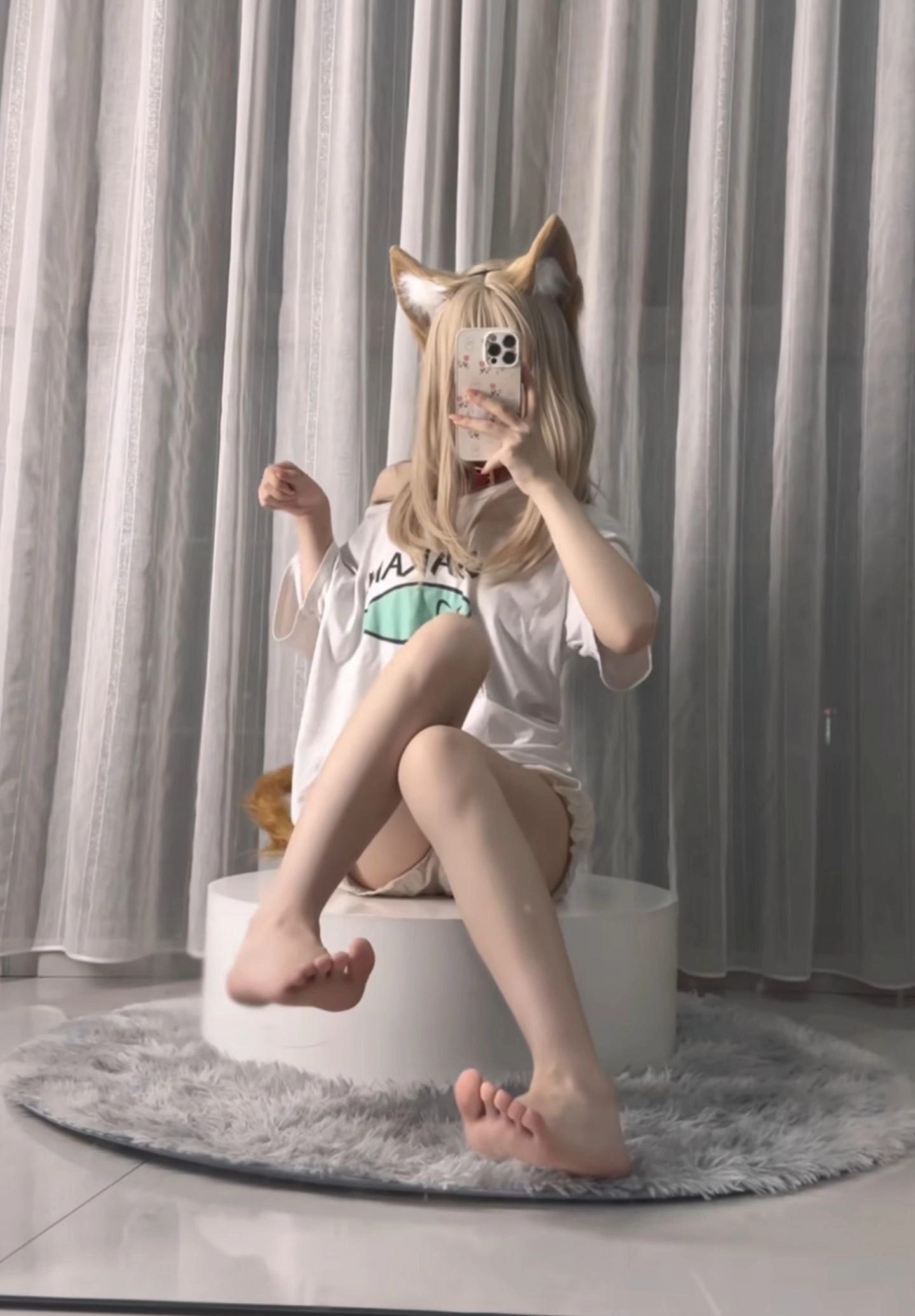 女人和一只猫一起自拍。