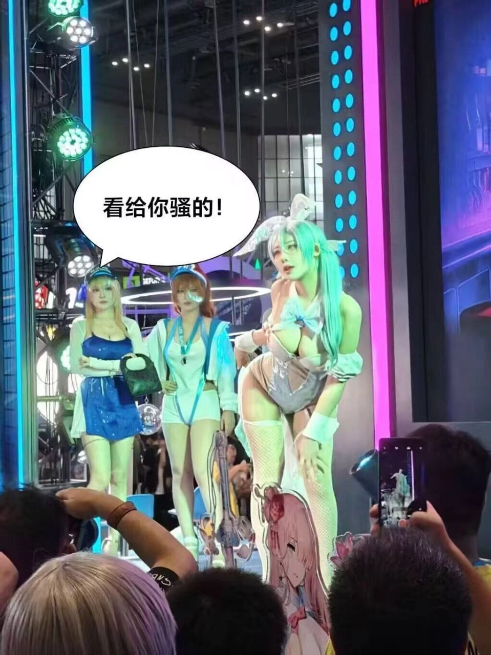 一群穿比基尼的女性正在为一张照片而立场。