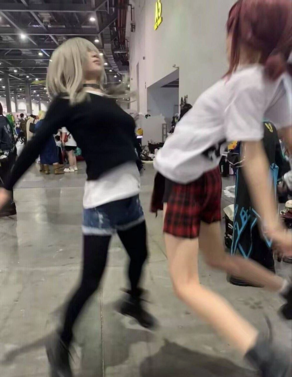 两个女人在房间里跳舞。