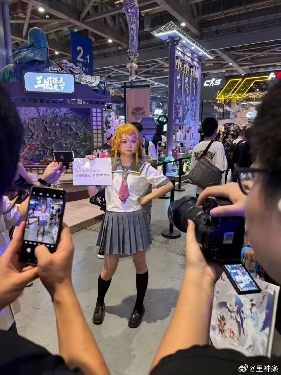 一位穿着白色衬衫和蓝色领带的女人站在一群人面前。