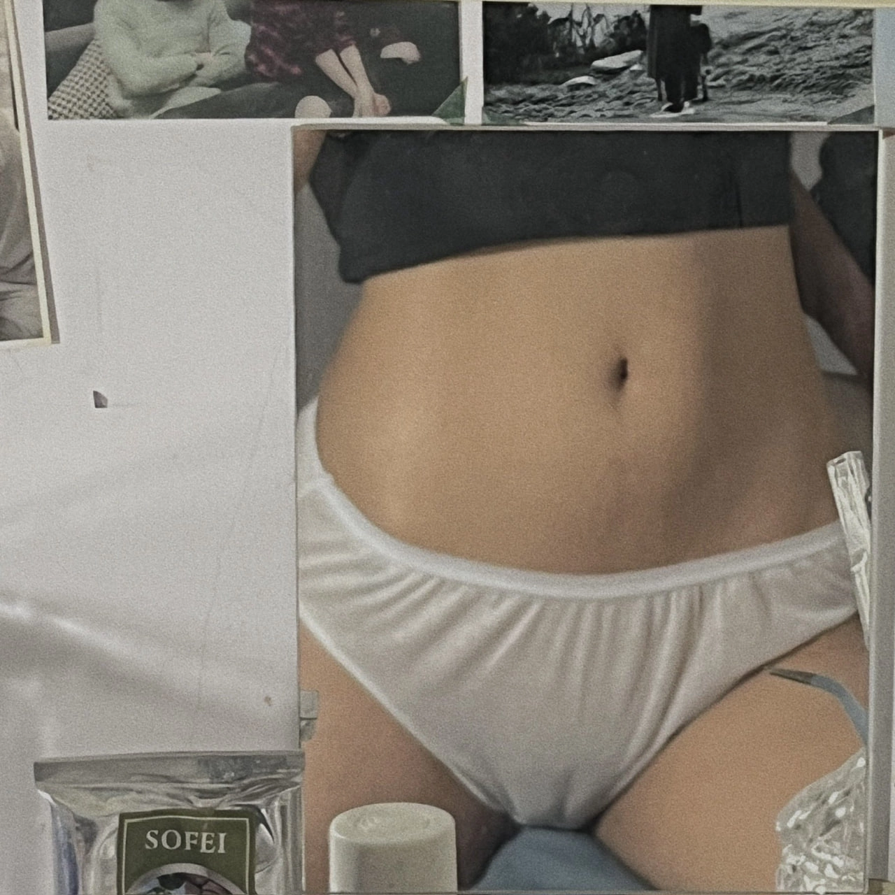 女人在镜子里的反射