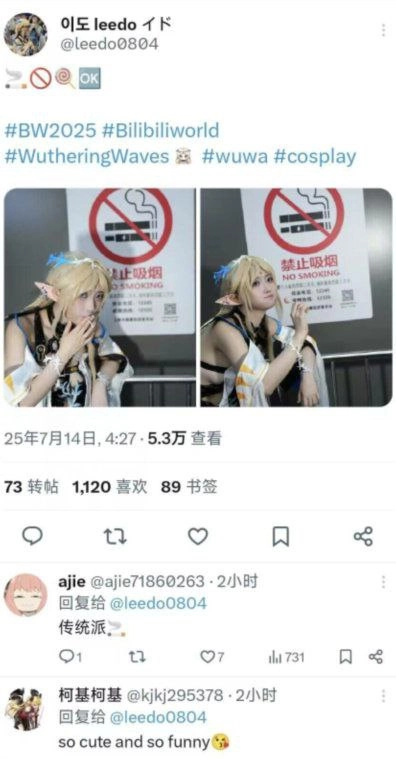 长头发和蓝色头条的女人为一张照片。