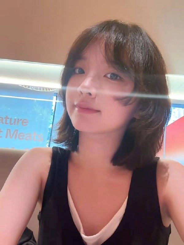 手指上戴着戒指的女人触摸她的脸。