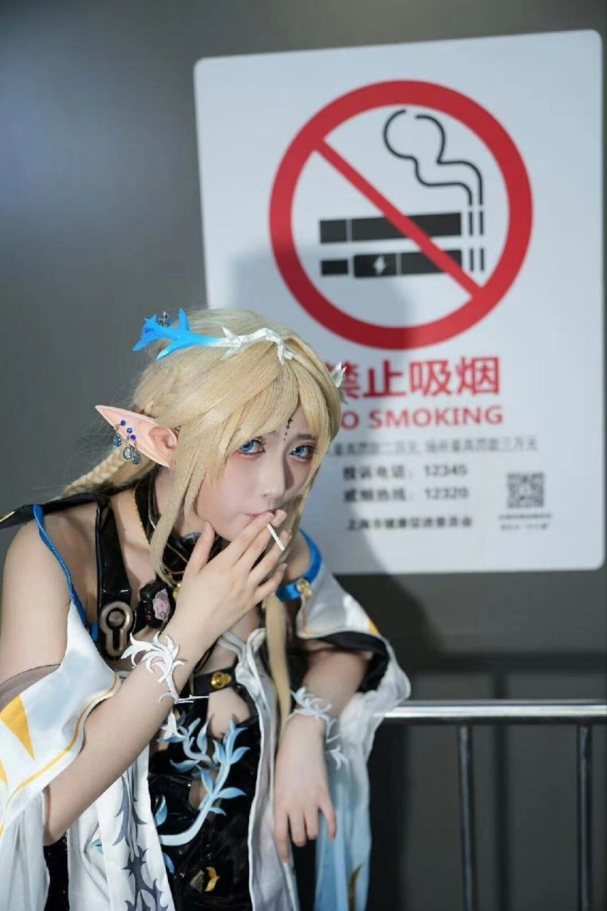 长头发和蓝色头条的女人为一张照片。