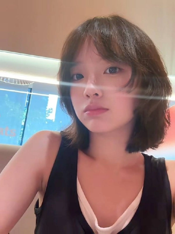 手指上戴着戒指的女人触摸她的脸。