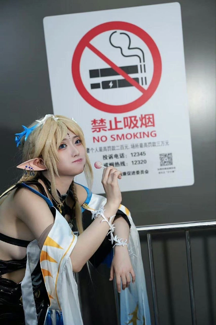 长头发和蓝色头条的女人为一张照片。