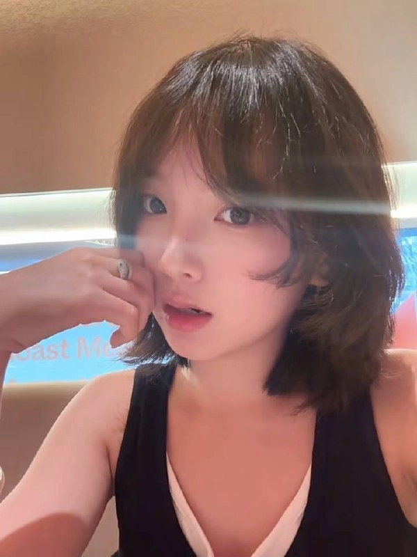 手指上戴着戒指的女孩触摸她的鼻子。